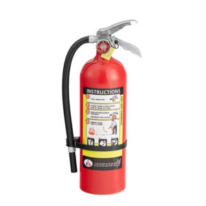 Extintor rojo tipo ABC con manguera y etiqueta de instrucciones visuales y escritas.
