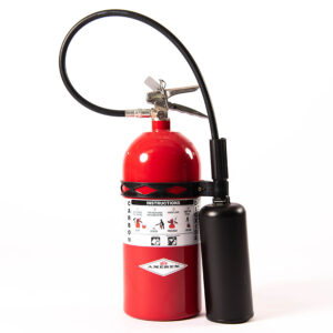 Extintor rojo de CO2 con etiqueta, manguera negra y boquilla metálica.