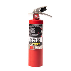Extintor rojo Sentry con instrucciones impresas y manómetro en la parte superior.