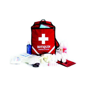 Botiquín rojo de primeros auxilios con suministros médicos como vendas y antisépticos.